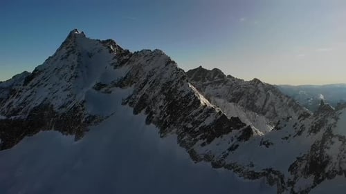 Vue panoramique sur la chaîne de montagnes enneigée