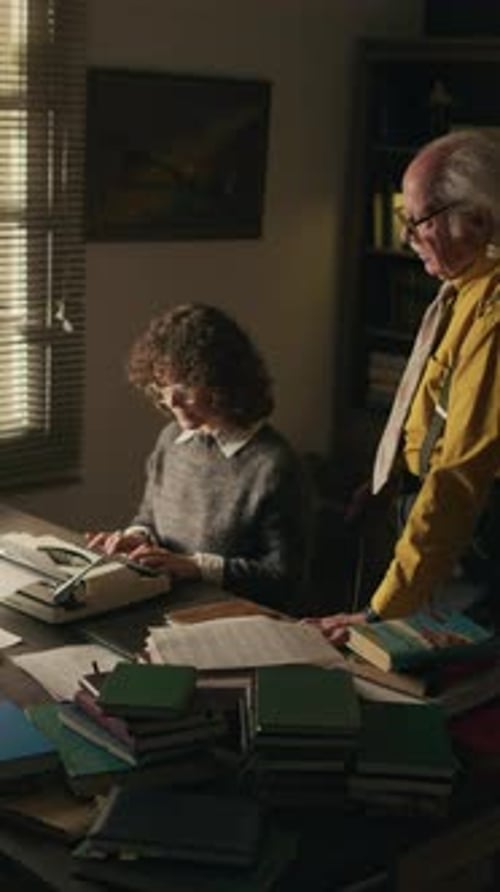 Escritor sénior dictando novela a mecanógrafa