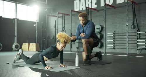 Mujer, entrenadora personal y de flexiones para mantenerse en forma en el gimnasio con ejercicio y entrenamiento