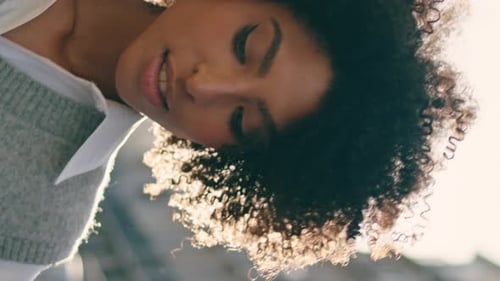 Retrato de una chica caminando relajada a la luz del sol de la tarde, mujer que va a la calle