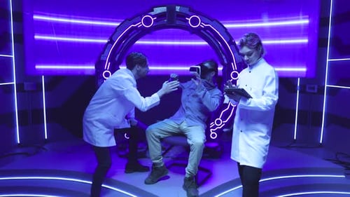 Wissenschaftler führen Versuche durch und testen neues VR-Programm