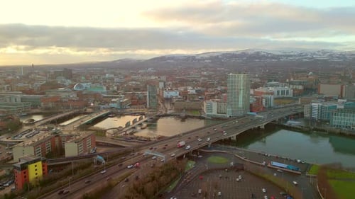 Luftaufnahme des Stadtzentrums von Belfast, Nordirland, an einem ruhigen Wintertag. Die Kamera dreht um, zeige