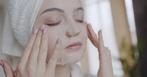 Schöne Frau trägt eine feuchtigkeitsspendende Maske auf Concept of Skincare Cosmetics