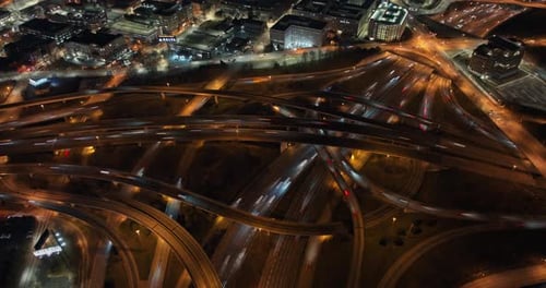 Vue aérienne d'Atlanta (v815) en hyperlapse à vol d'oiseau capturant la circulation autoroutière complexe et les voitures