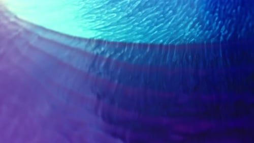 Bunte Tinte, die sich im Wasser verwirbelt und vermischt, wodurch faszinierende Muster in lebendigen Farbtönen entstehen