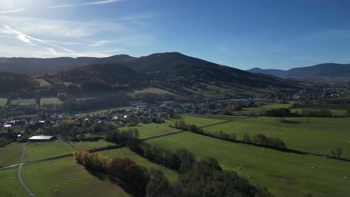 Kleine Stadt in einer hügeligen Landschaft