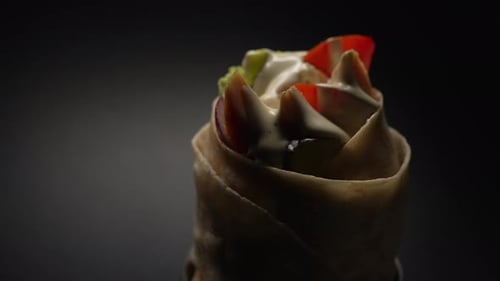 Lavash enrollado en rollo con trozos de carne y verduras