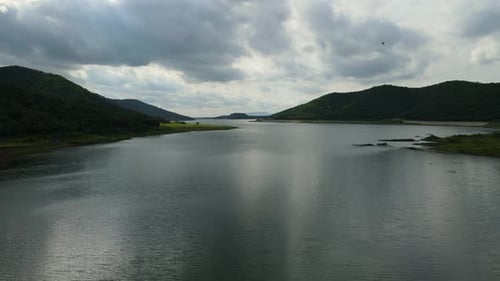 Luftaufnahmen über einem See mit weitem Blick, einem Vogel vor der Kamera, einem schönen Horizont und