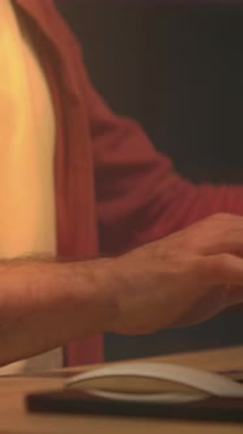 Primer plano del proceso de creación musical del músico ajustando el ratón y los controles durante la composición de la melodía
