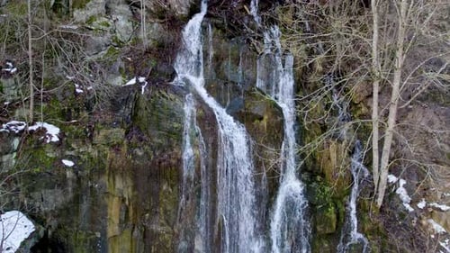 Cascade en cascade dans les montagnes du Harz en Allemagne - retrait aérien