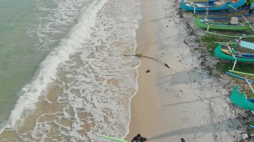 Luftaufnahme des Strandes mit Fischerbooten und Menschen, Indonesien.