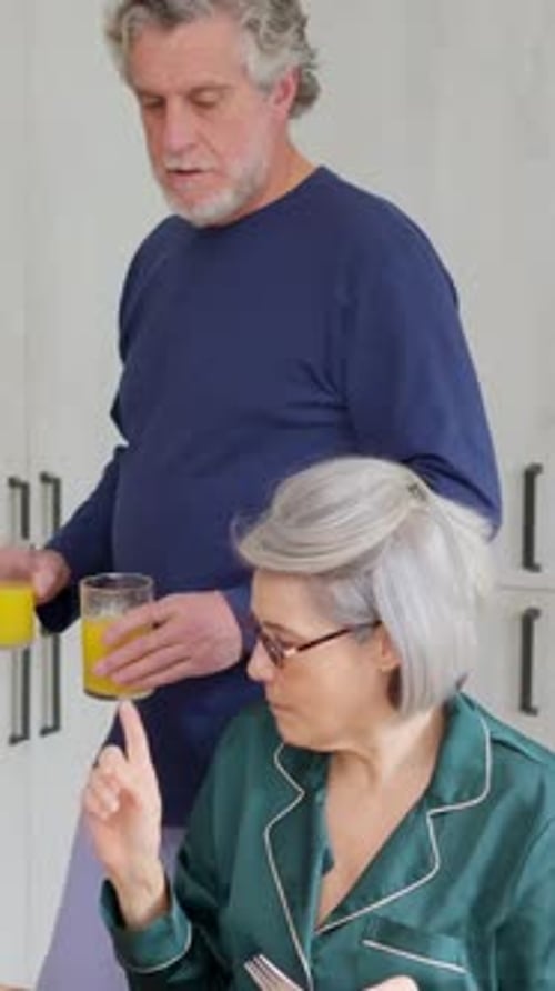 Seniorenpaar teilt gemeinsam ein gemütliches Frühstück