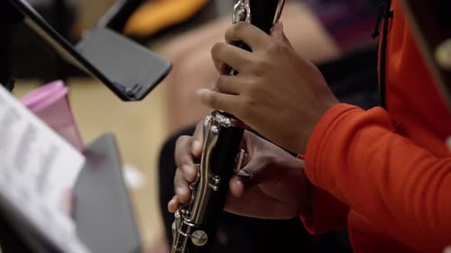 Clarinetist playing an ostinato