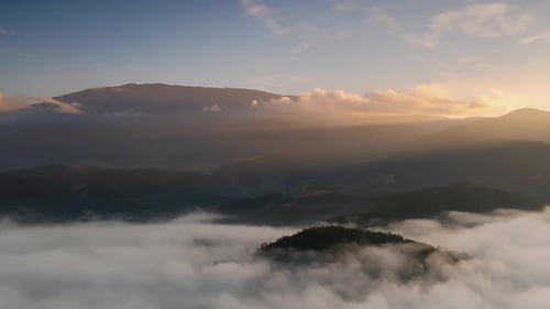 4K-Video, Luftaufnahmen per Drohne über dem nebligen Meer im Tal. Morgensonne, wunderschöne Landschaft.