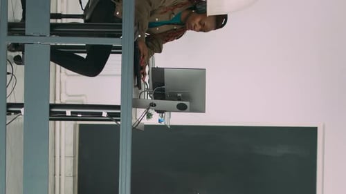 Vertikales Video: Ältere Entwickler programmieren auf Laptop im Büro der Softwareagentur