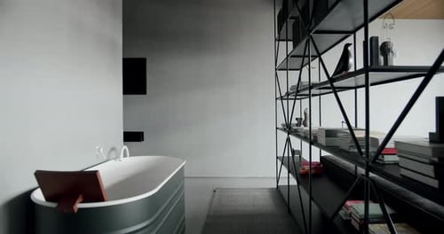 Minimalistisches Interieur mit Holz in braunen Farben und Badzubehör