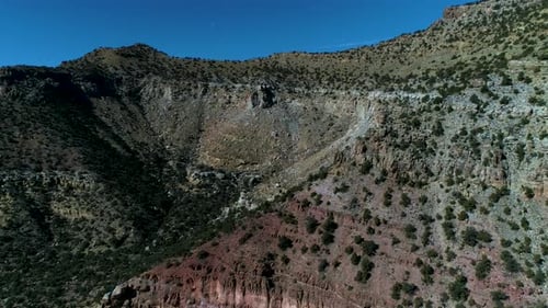 Wunderschöne Luftaufnahmen von Schluchten voller roter Felsen in Utah