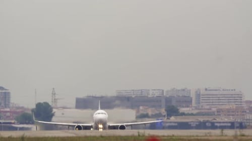Jetliner startet an bewölktem Tag von der Landebahn des Flughafens