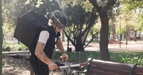 Hombre, bicicleta y entrega con bolsa en la naturaleza para viajes, transporte de paquetes o paquetería