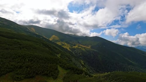 Experimente a beleza deslumbrante de montanhas majestosas, vales exuberantes e vistas panorâmicas