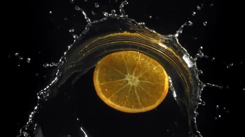 Ein Kreis aus in Scheiben geschnittenen Orangen fällt ins Wasser, gefilmt mit einer Hochgeschwindigkeitskamera mit 1000 Bildern pro Sekunde