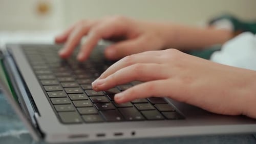 Online-Kurs zur pädagogischen Programmierung von Händen im Teenageralter, Tastatur mit Laptop