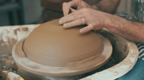 Atelier de mains, de potier et de poterie avec ouvrier, artisanat et argile dans l'atelier