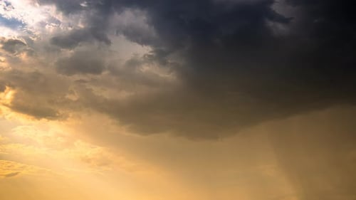 Bewölkter Himmel mit dunklem Sturm
