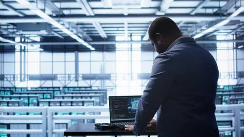 Technologie d'intelligence artificielle simulant le cerveau humain utilisée par un ingénieur