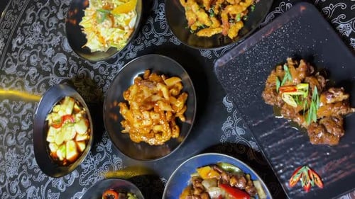 Cocina china con pantalla de comida