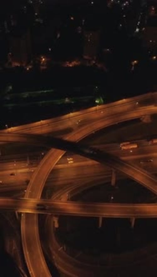 Échangeur illuminé de nuit : Drone survole une vidéo verticale