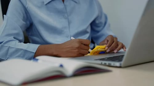Geschäftsmann, Offizier, der im Büro mit einem Laptop-Computer arbeitet