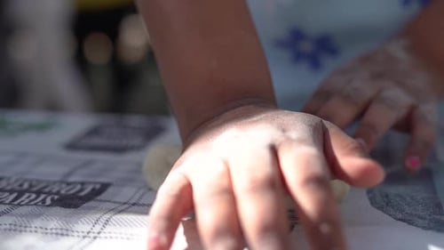Kochkurs. Kinder stellen in der Schule Brotteigformen her. Ansicht der Hände in Zeitlupe