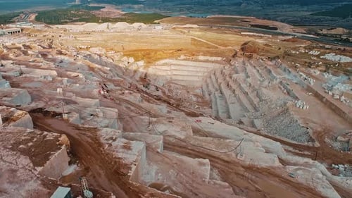 Blick von oben auf die Marmorabbaustätte