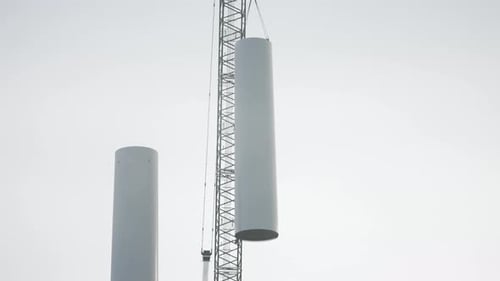 Processus de levage lors de la construction et de l'assemblage du mât d'une éolienne, établissement du tir