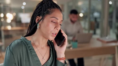 Llamada telefónica, mujer de negocios hablando en la oficina, comunicación o conversación por la noche