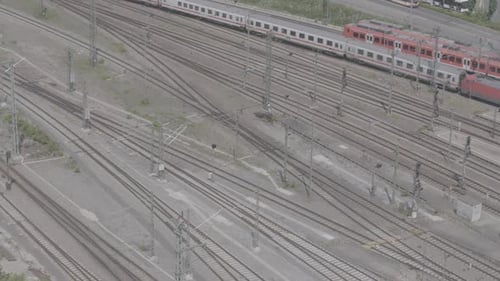 Rote Züge auf mehreren Bahngleisen in einem Bahnhof, Luftaufnahme