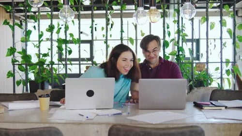 Les professionnels collaboratifs travaillent activement ensemble dans un espace de travail moderne unique