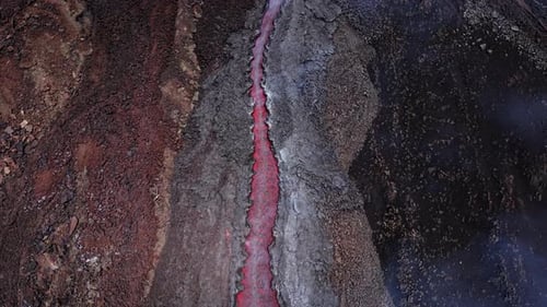 Dramatisch Lavastrom auf dem zerklüfteten Gelände des Ätna auf Sizilien