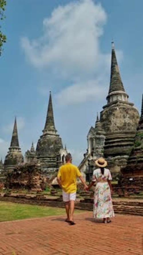 Ayutthaya, Thaïlande, à Wat Phra Si Sanphet, couple d'hommes et de femmes coiffés d'un chapeau en visite à Ayyuthaya