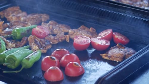 Faire griller des légumes frais et de la viande sur un barbecue dans le jardin offre une infinité de délices culinaires