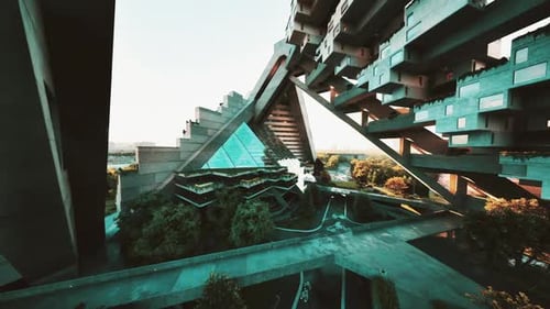 Estructura arquitectónica moderna en un paisaje urbano durante la puesta de sol