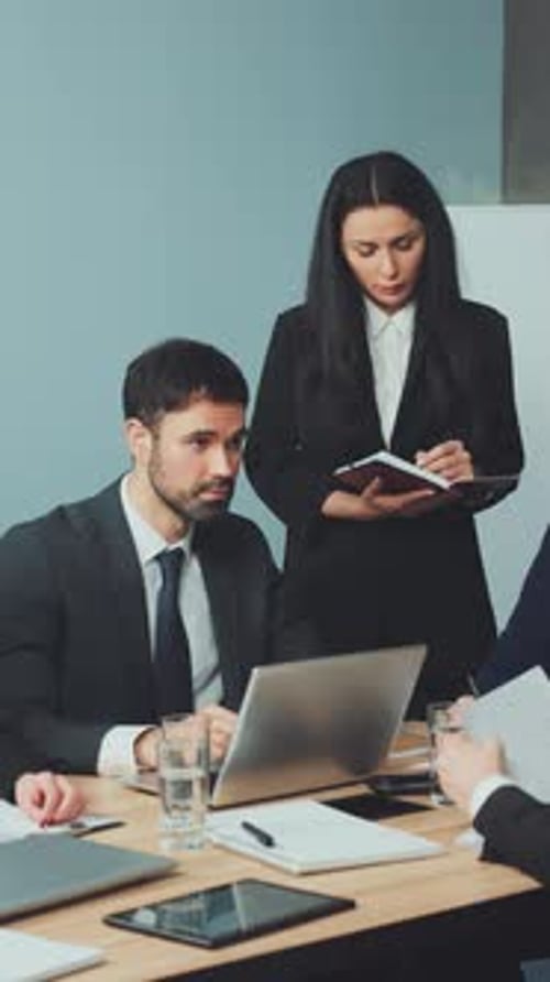 Equipe de tela vertical colaborando na reunião de estratégia de negócios