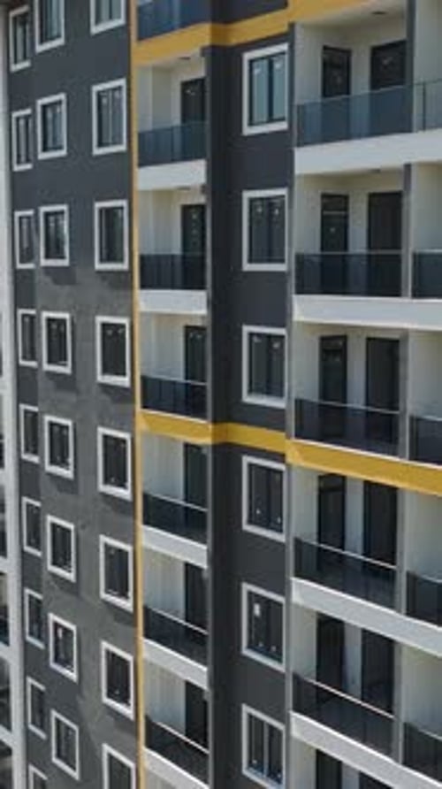 Construcción vertical en vídeo de edificios de varios pisos, trabajos de fachadas y configuración de ventanas