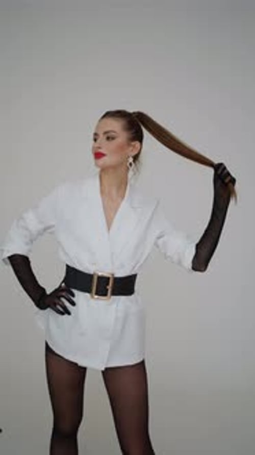 Un mannequin séduisant pose pour un magazine