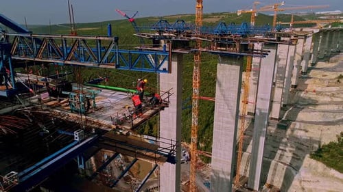 Vista aérea de la construcción del viaducto con estructura de acero y grúas