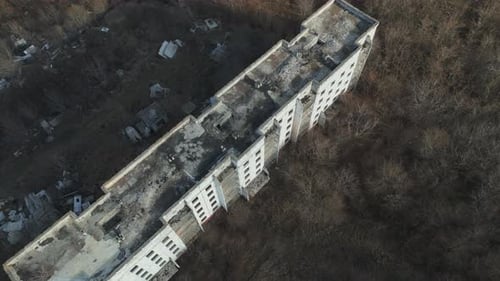 Die Reise einer Drohne über die vernarbte Landschaft der Ostukraine und erfasst einen verlassenen Ruinenblock o