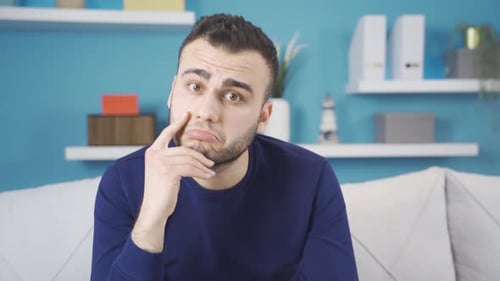 Neugieriger junger Mann, nachdenklich und überrascht.