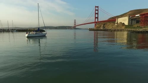 Voilier et pont du Golden Gate à San Francisco, Californie, vue aérienne