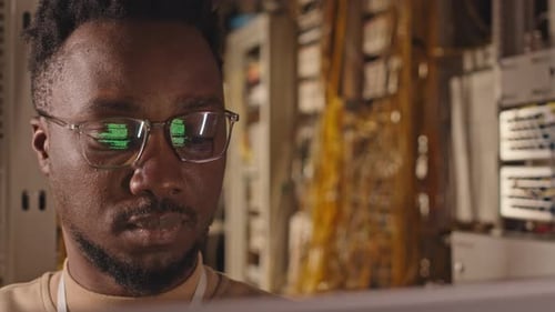 IT-Techniker codiert auf Laptop im Serverraum